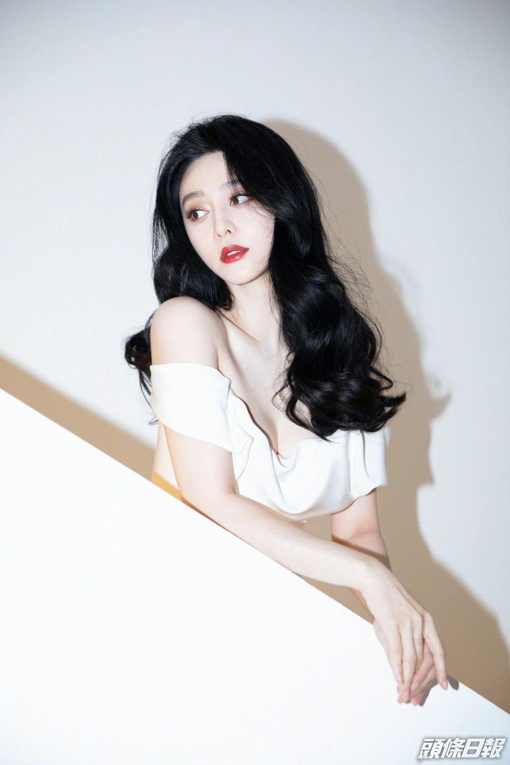 之後在微博貼出多張身穿禮服的照片，大露事業線，狀態仲fit過以前。